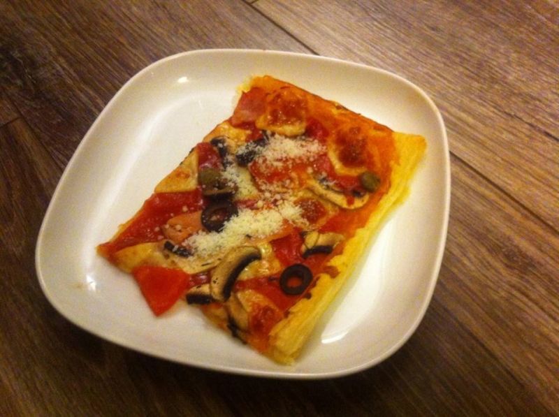 Ekspresowa "pizza" na cieście francuskim