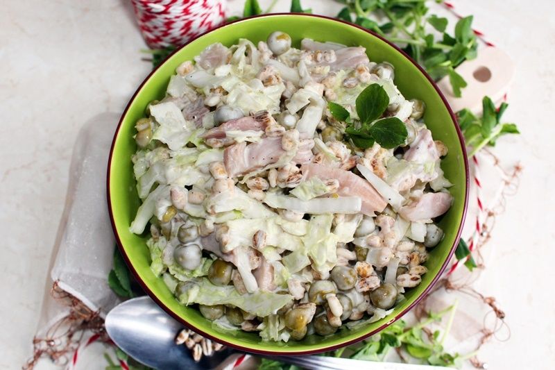 Ekspresowa sałatka z wędzonym kurczakiem i kaszą  