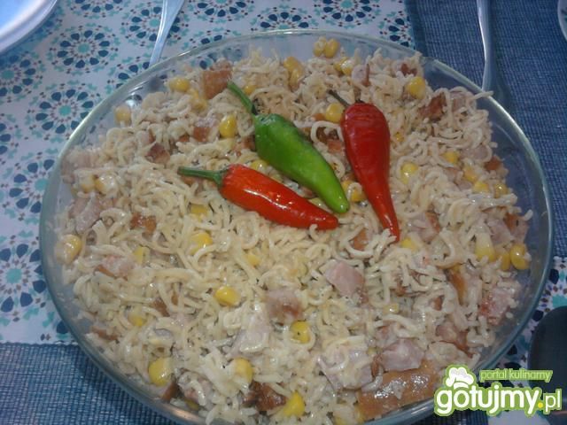 Ekspresowa sałatka z zupek Vifon