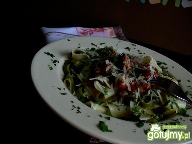 Ekspresowy makaron w sosie pomidorowym z