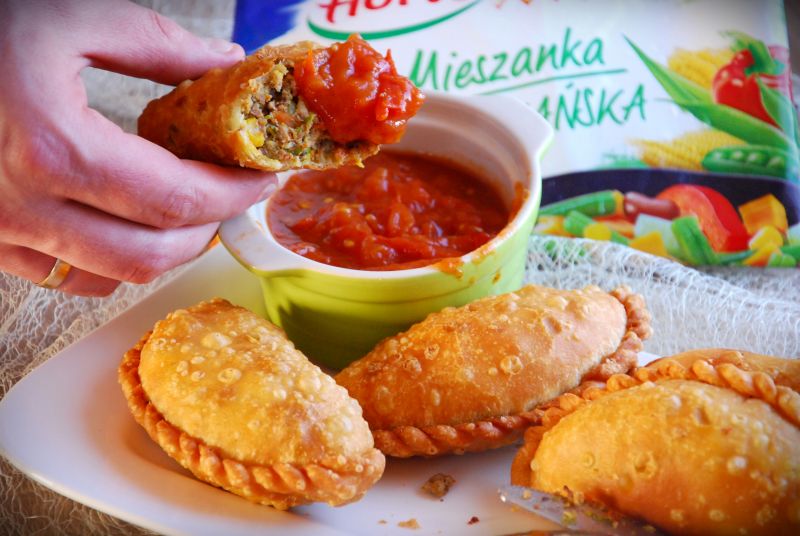 Empanadas- meksykańskie pierożki z ostrym sosem Empanadas- meksykańskie pierożki z ostrym sosem