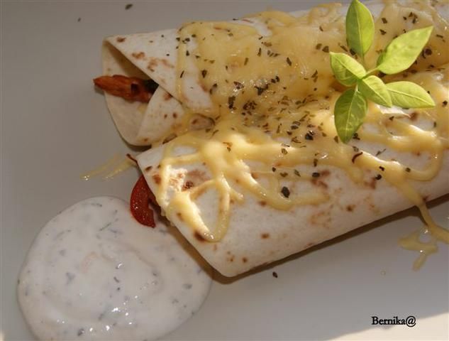 Enchiladas z kurczakiem i sosem czosnkow Enchiladas z kurczakiem i sosem czosnkow