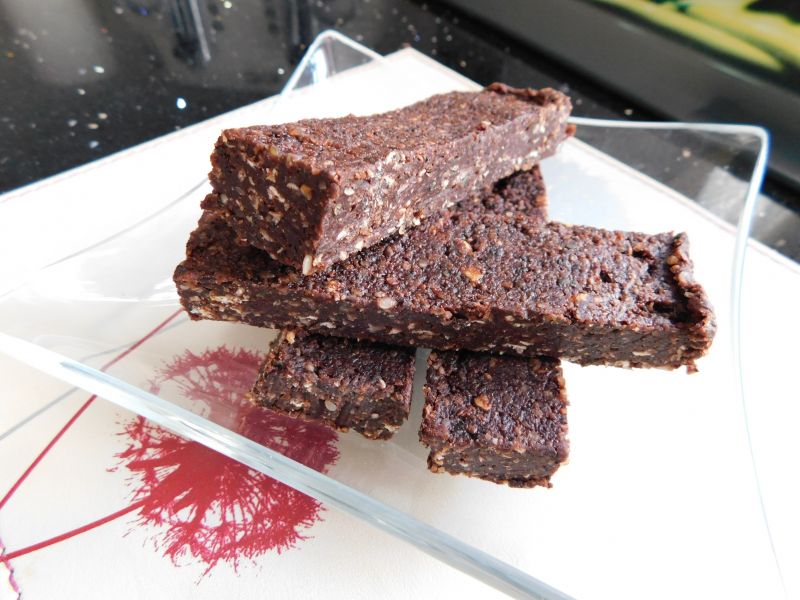 Energetyzujące batony daktylowe z makiem Energetyzujące batony daktylowe z makiem