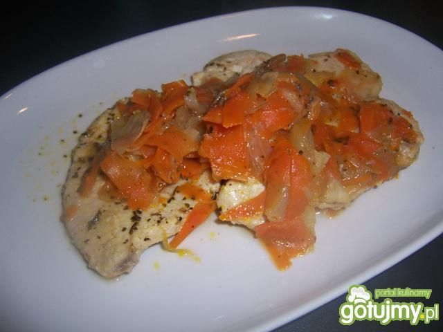 Estragonowy indyk z warzywami