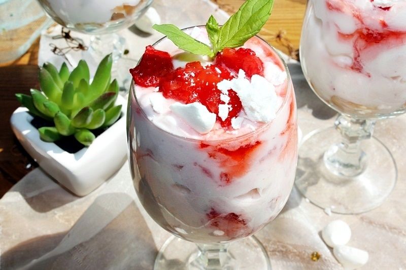 Eton Mess - tuskawkowki z bitą śmietaną i bezami Eton Mess - tuskawkowki z bitą śmietaną i bezami