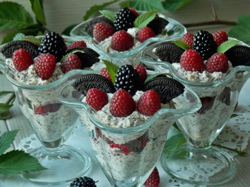 Eton mess z malinami, jeżynami i czekoladą Eton mess z malinami, jeżynami i czekoladą