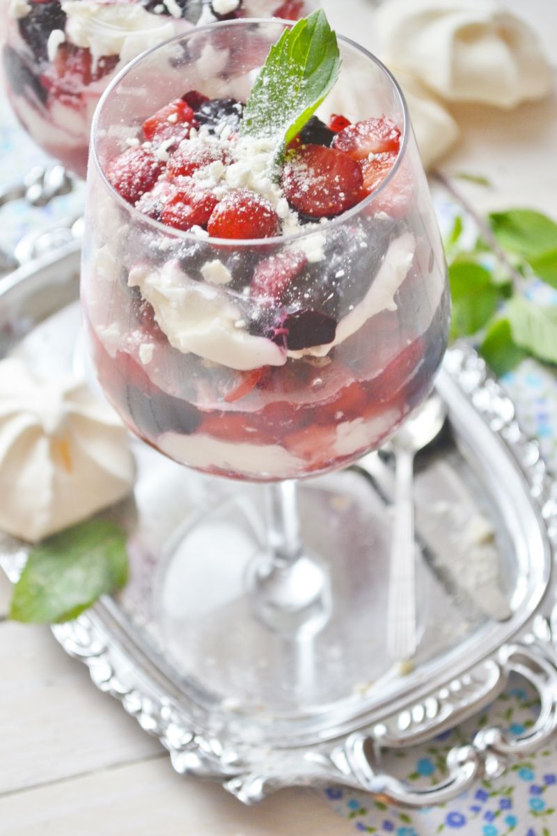 Eton Mess z truskawkami i frużeliną jagodową