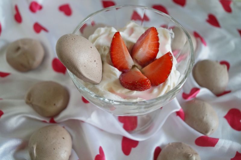 Eton mess z truskawkami i likierem truskawkowym Eton mess z truskawkami i likierem truskawkowym