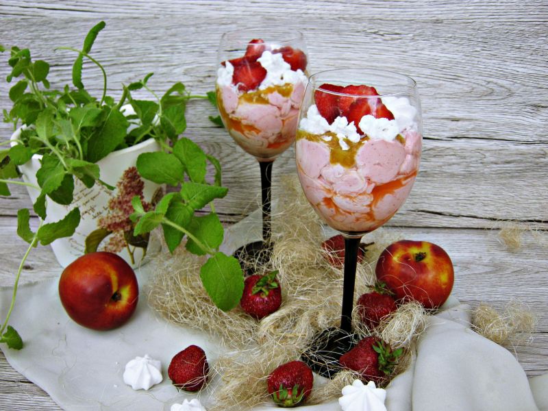Eton mess z truskawkami i nektarynką