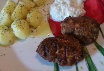 Čevapčići  z sosem tzatziki  Čevapčići  z sosem tzatziki