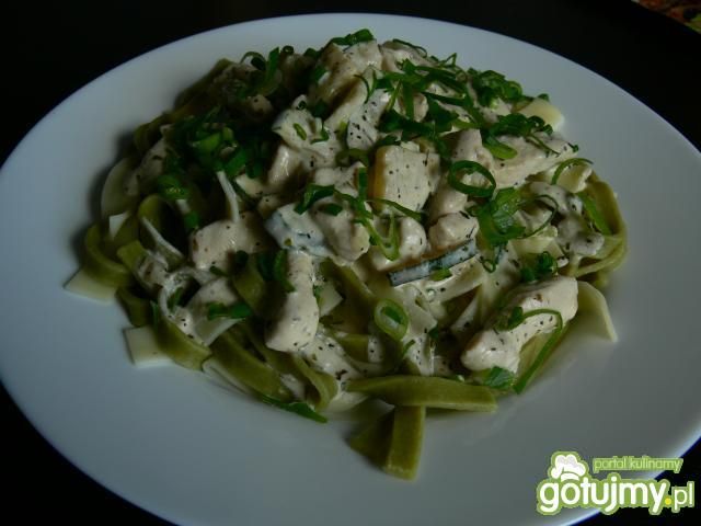 Expresowy makaron z kurczakiem i cukinią