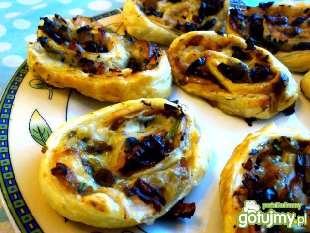Fantastyczne mini-pizze ślimaki z ciasta Fantastyczne mini-pizze ślimaki z ciasta