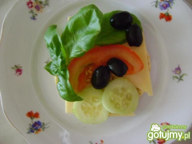 fantazja z oliwkami i świeżą bazylią