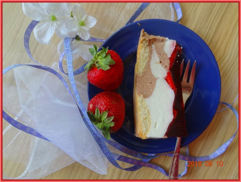 Fantazyjny sernik z truskawkami