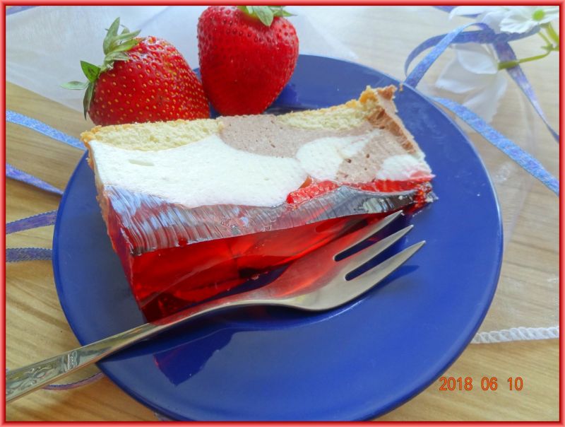 Fantazyjny sernik z truskawkami