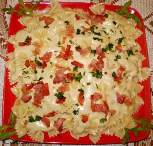 Farfale z sosem serowym i wędzonką: