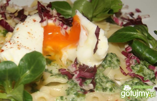 Farfale z sosem szpinakowym i jajkiem 