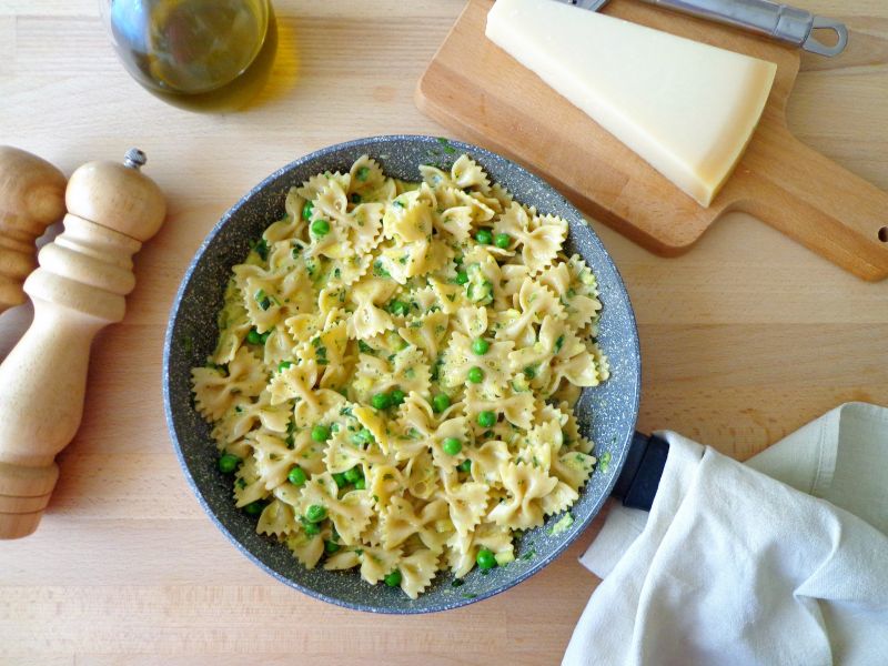 Farfalle alla carbonara z groszkiem i cukinią Farfalle alla carbonara z groszkiem i cukinią