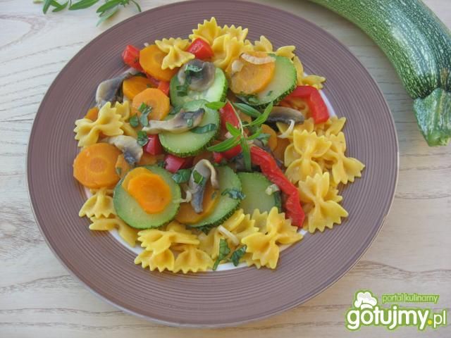 Farfalle dyniowo-marchewkowe z warzywami