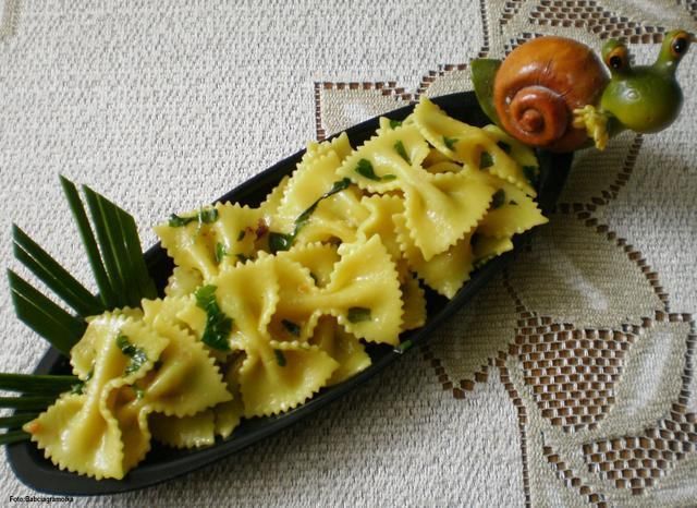 Farfalle na bulionie z ziołami : Farfalle na bulionie z ziołami :
