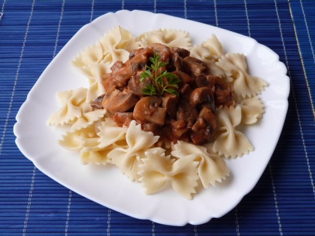 Farfalle pieczarkami w sosie Farfalle pieczarkami w sosie