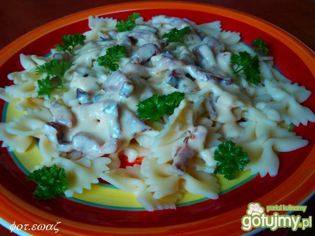 Farfalle w sosie śmietanowo serowym Farfalle w sosie śmietanowo serowym