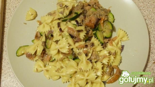 Farfalle z cukinią i wędzonym łososiem Farfalle z cukinią i wędzonym łososiem