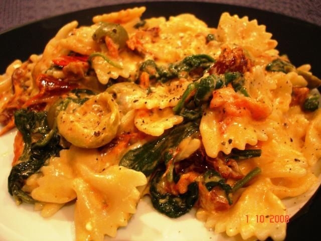 Farfalle z fetą i szpinakiem