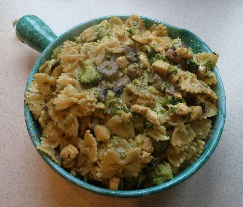 Farfalle z kurczakiem i brokułami. Farfalle z kurczakiem i brokułami.