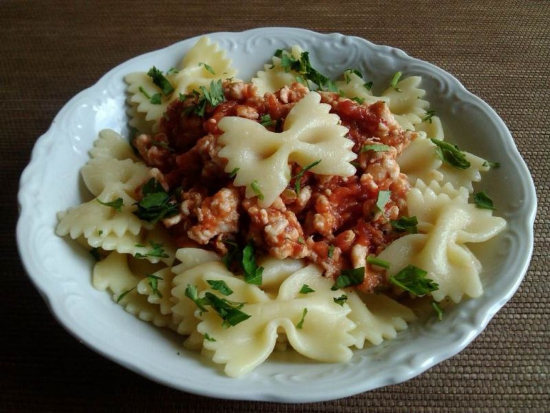Farfalle z kurczakiem w pomidorach z oregano Farfalle z kurczakiem w pomidorach z oregano