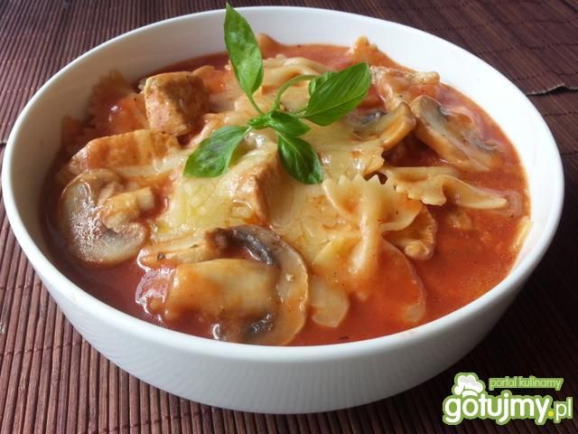 Farfalle z kurczakiem w sosie pomidorowy