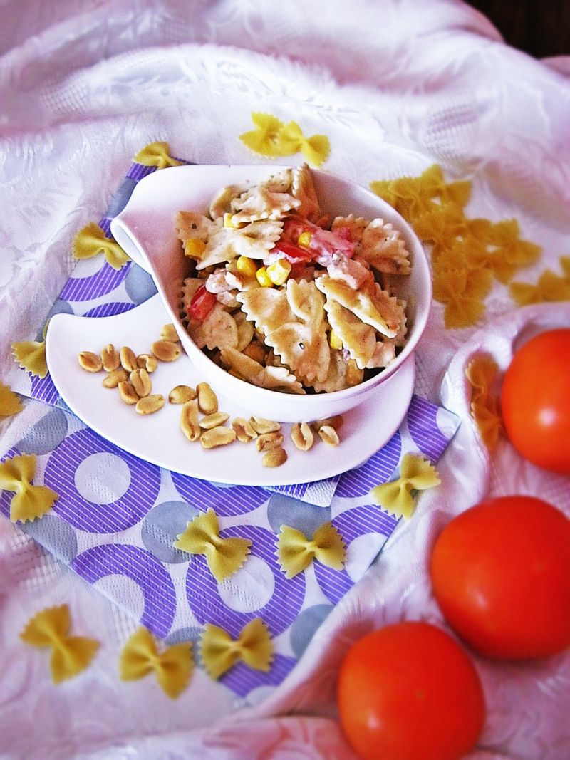 Farfalle z łososiem, orzeszkami ziemnymi i mascarp Farfalle z łososiem, orzeszkami ziemnymi i mascarp