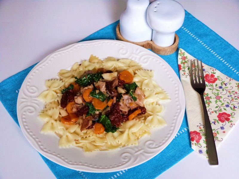 Farfalle z mięsem i warzywami