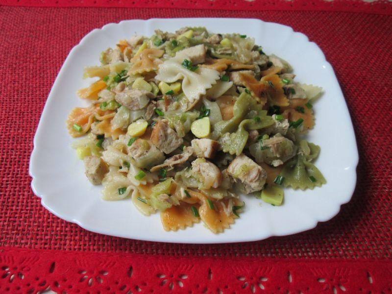 Farfalle z mięsem, warzywami i czosnkiem Farfalle z mięsem, warzywami i czosnkiem