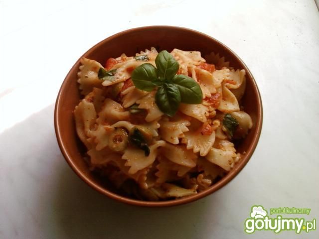 Farfalle z pomidorami, bazylią i oliwkam Farfalle z pomidorami, bazylią i oliwkam