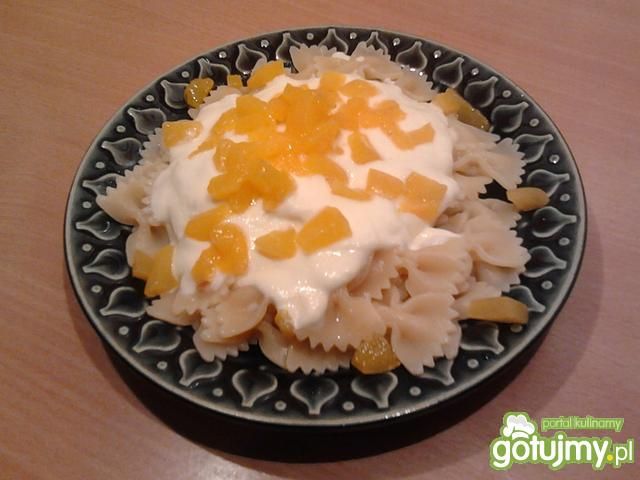 Farfalle z sosem mascarpone i owocami