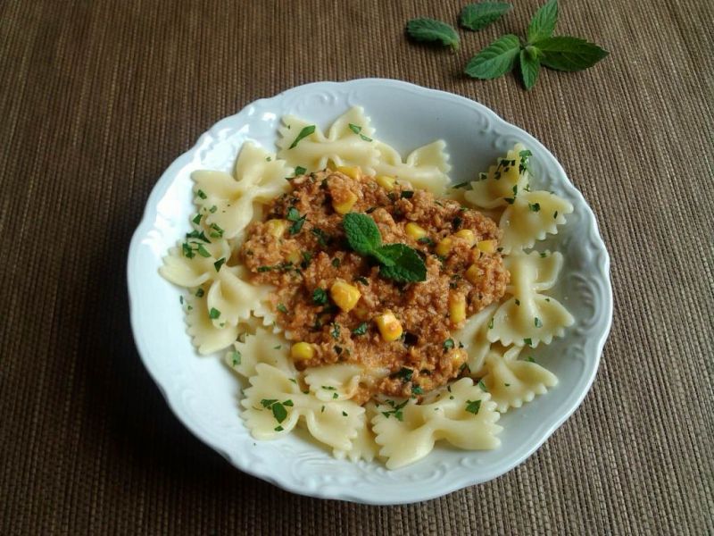 Farfalle z sosem mięsnym w pomidorach z kukurydzą 