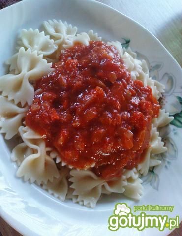 Farfalle z sosem pomidorowym 
