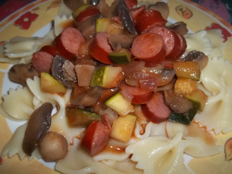 Farfalle z sosem pomidorowym ...