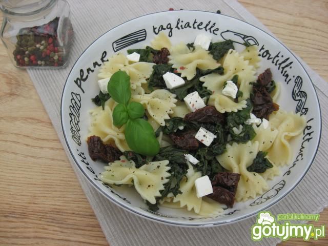 Farfalle z suszonymi pomidorami i fetą