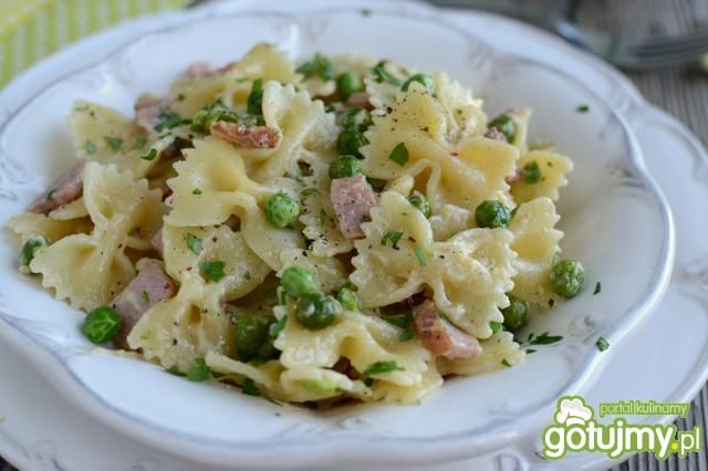 Farfalle z szynką i groszkiem Farfalle z szynką i groszkiem