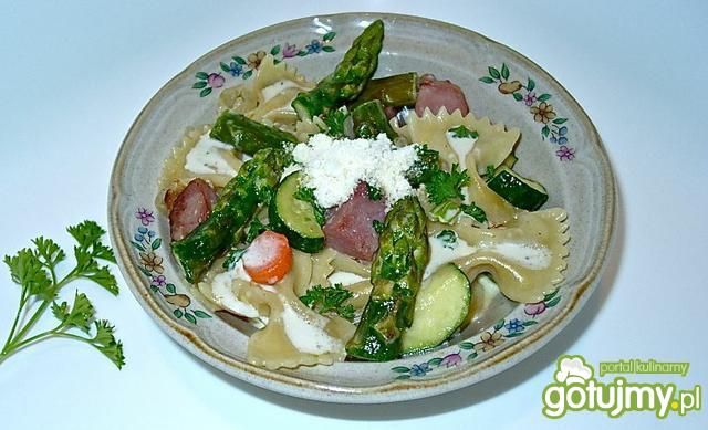 Farfalle z szynką i szparagami Farfalle z szynką i szparagami