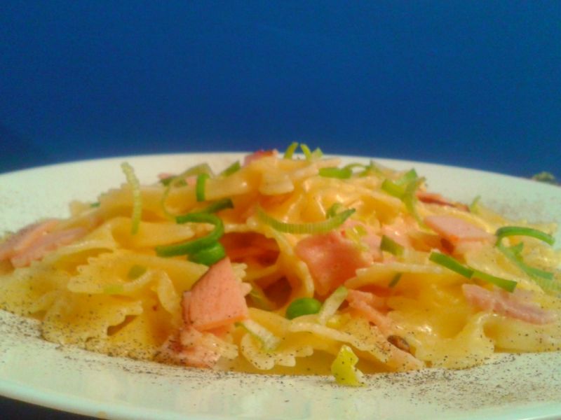 Farfalle z szynką, porem i groszkiem  Farfalle z szynką, porem i groszkiem