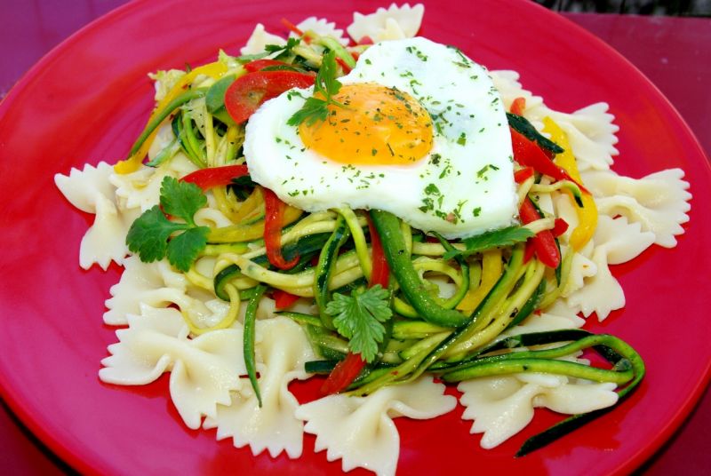 Farfalle z warzywnym spaghetti i jajkiem Farfalle z warzywnym spaghetti i jajkiem