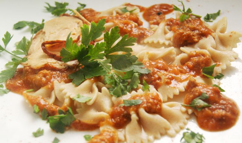 Farfalline z sosem i pieczoną piersią indyka