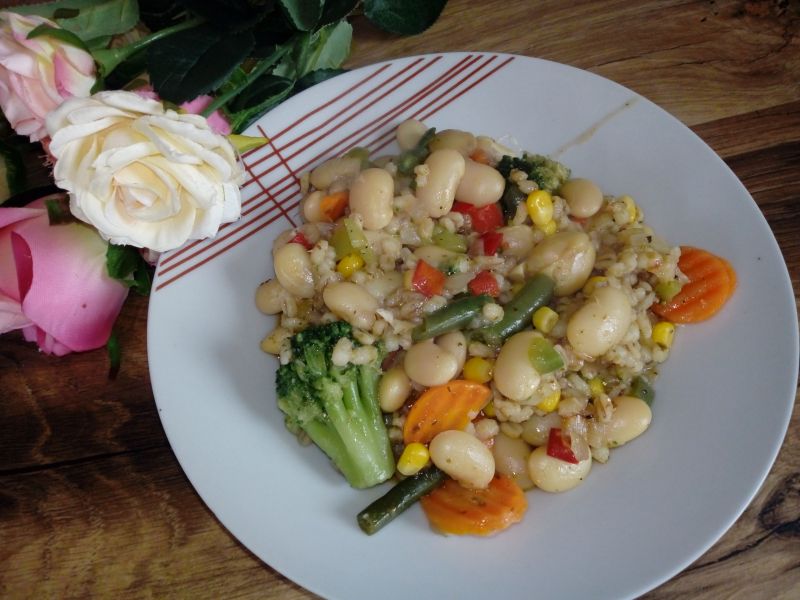 Fasola duszona z kaszą pęczak i warzywami