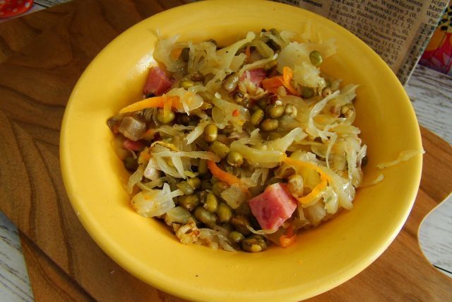 Fasola mung z kiszoną kapustą 