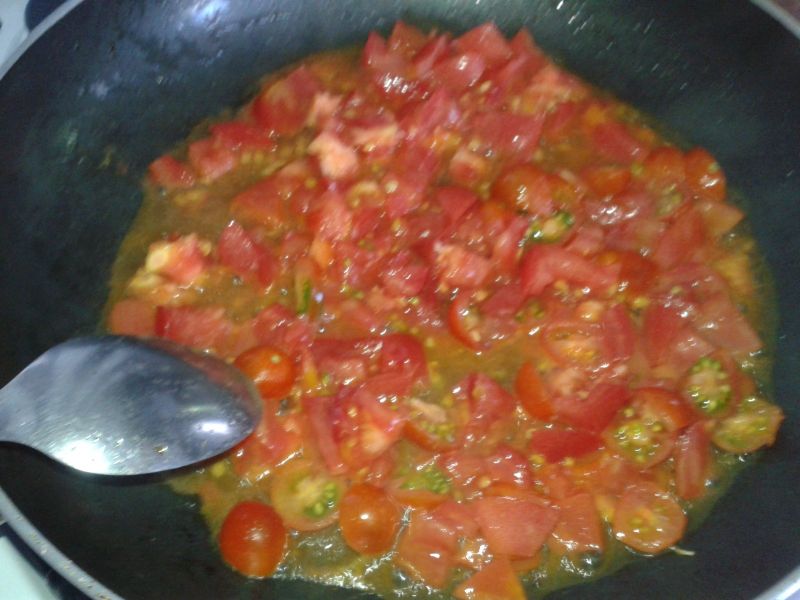 Fasola po bretońsku z kiełbasą i pomidorami