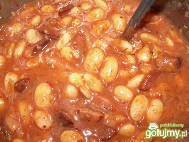 Fasola w sosie pomidorowym z kiełbasą