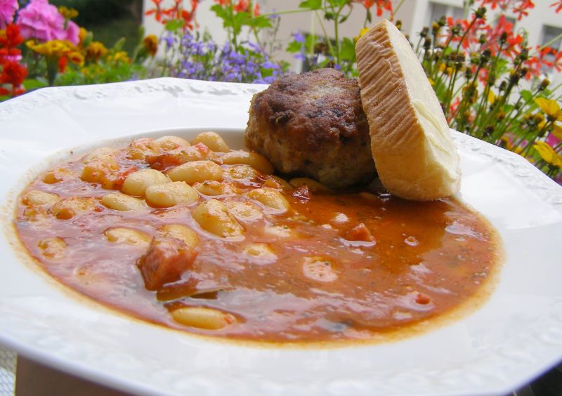 Fasola z kiełbasą, pomidorami i kotletem mielonym Fasola z kiełbasą, pomidorami i kotletem mielonym